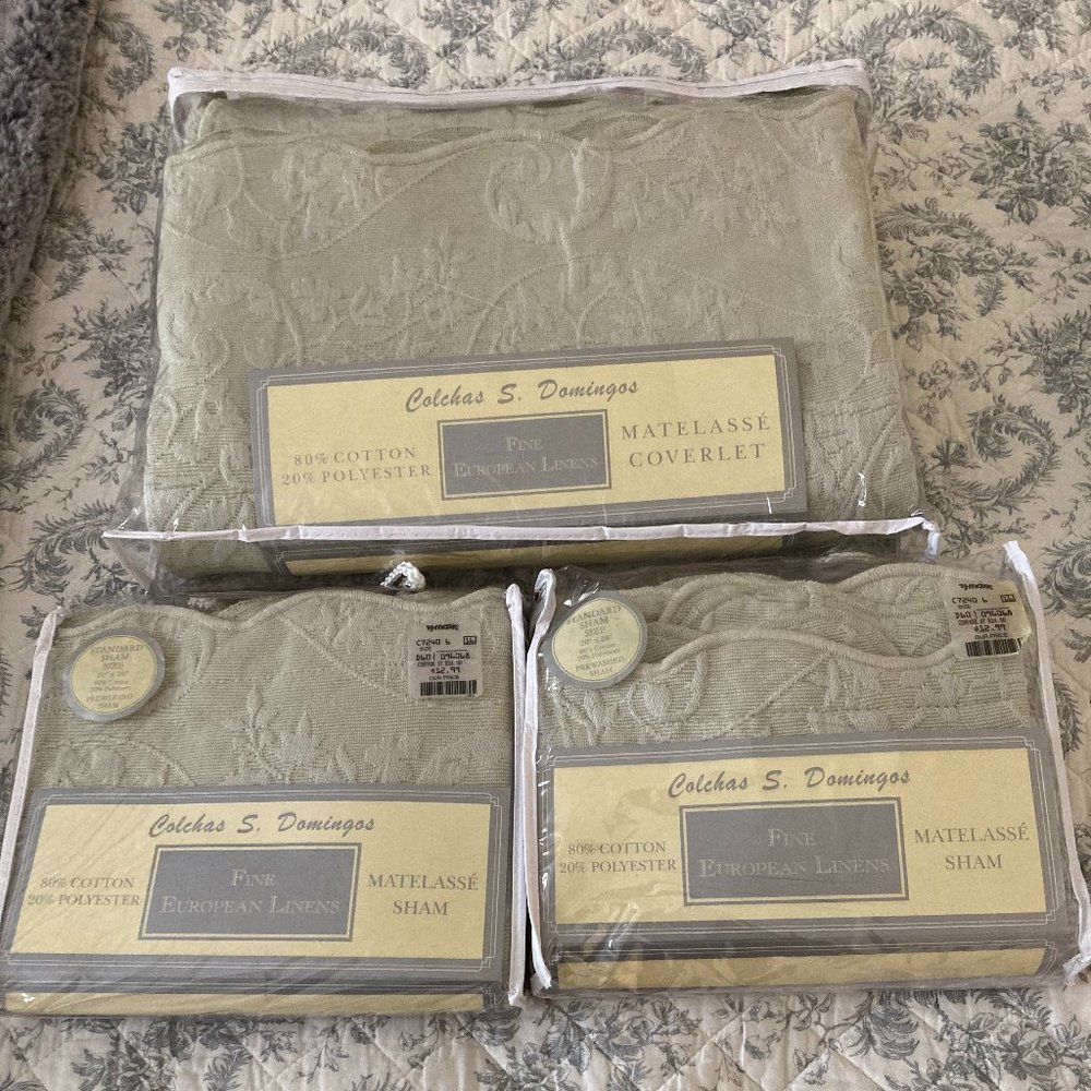 Europa Fine Linens English Rose Matelasse Coverlet, Twin with